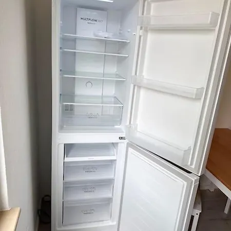 With Wifi, Kitchen And 4k Tv Essen