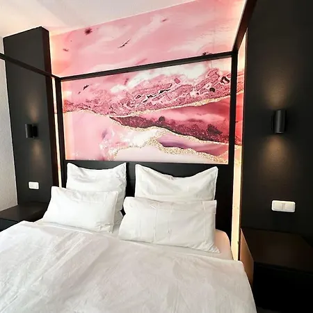 With Wifi, Kitchen And 4k Tv Essen