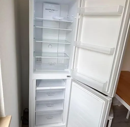 With Wifi, Kitchen And 4k Tv Essen